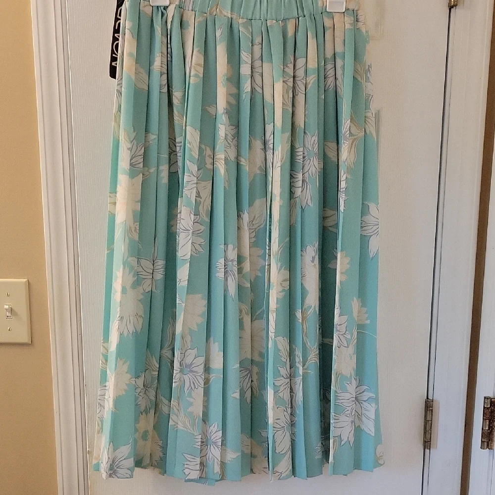 Pleated Blue and Green Midi Skirt for Casual Resort Wear - Picture 3 of 9